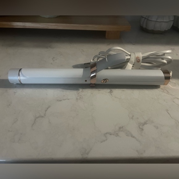 T3 Curl ID 1.25” digital ceramic Curling Iron - Picture 1 of 1